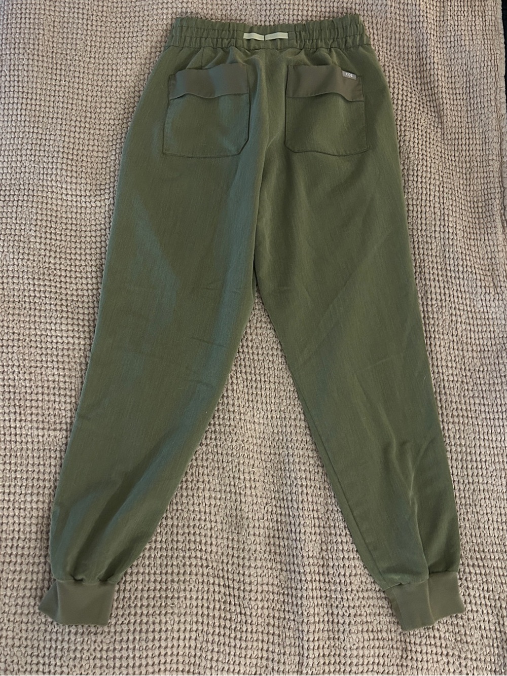 FIGS Heather Olive Joggers & Sand Underscrub Set - Picture 4 of 11